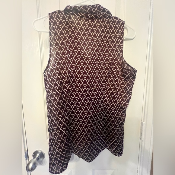 New York & Company brown and white geometric tie neck sleeveless top, size XS - Picture 4 of 5